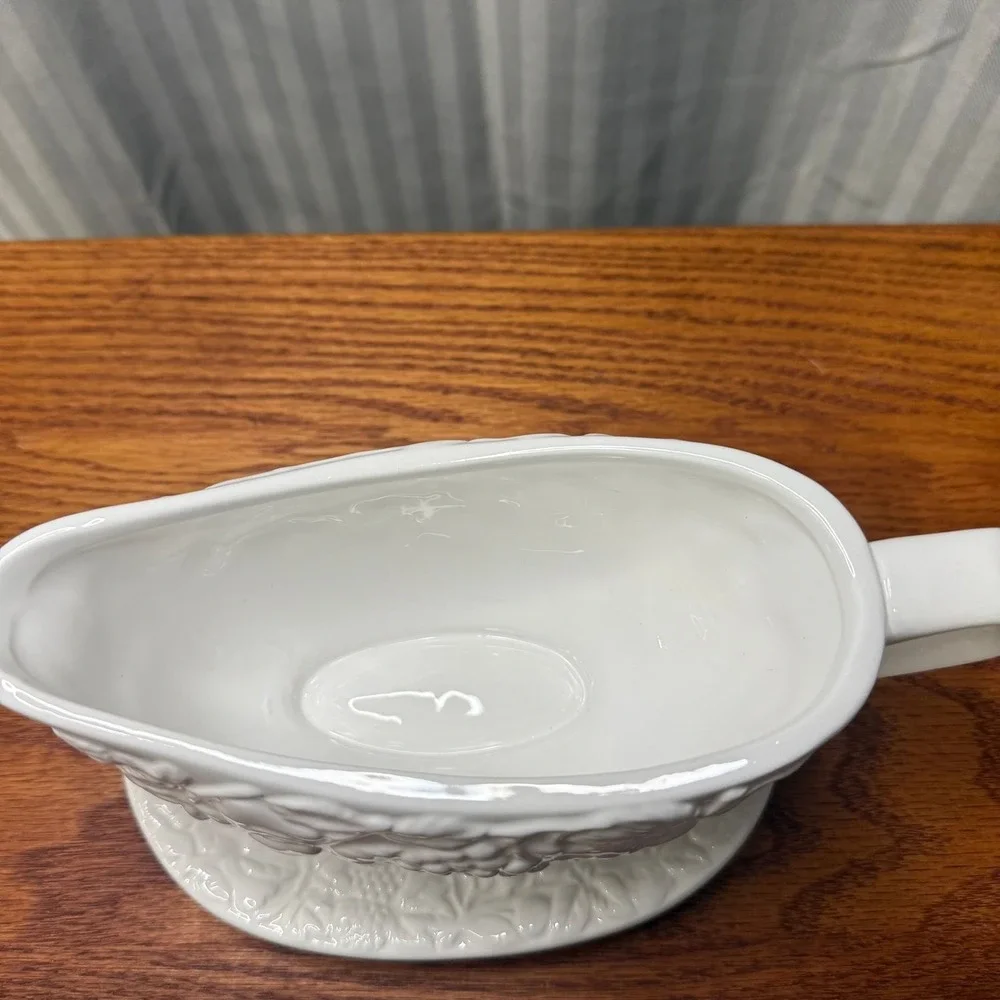 Gibson White Embossed Fruit‎ Gravy Boat & Underplate